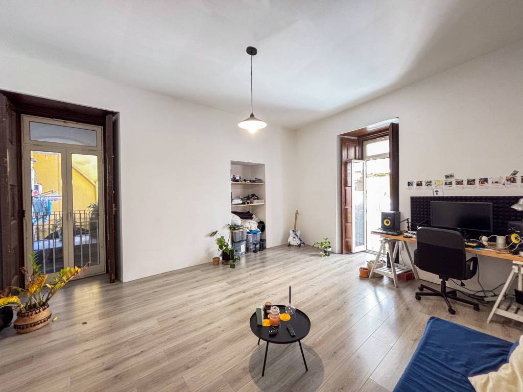 appartamento in vendita a Napoli in zona Chiaia