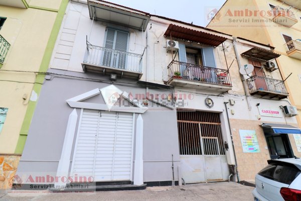 locale commerciale in vendita a Napoli in zona Secondigliano