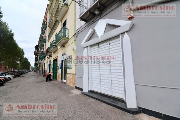 locale commerciale in vendita a Napoli in zona Secondigliano