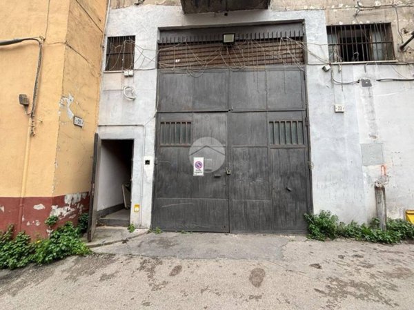 locale commerciale in vendita a Napoli