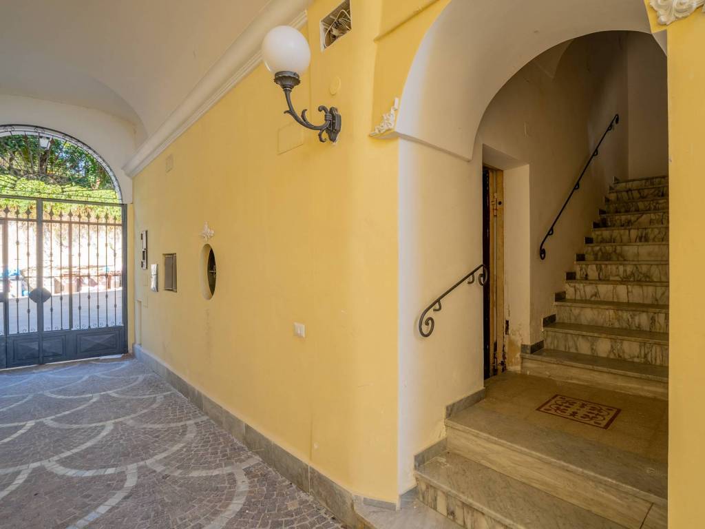 appartamento in vendita a Napoli in zona Posillipo