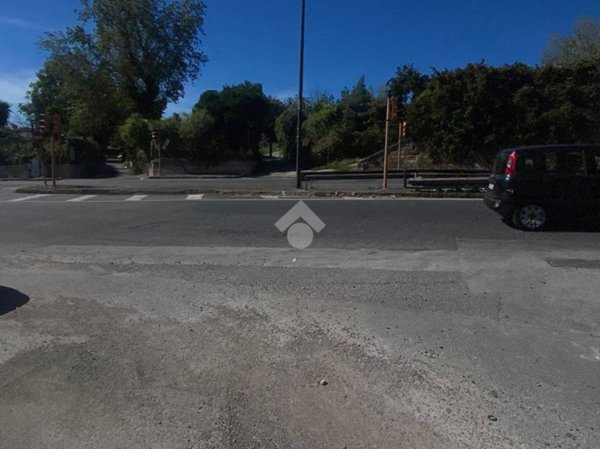 locale commerciale in vendita a Napoli in zona Soccavo