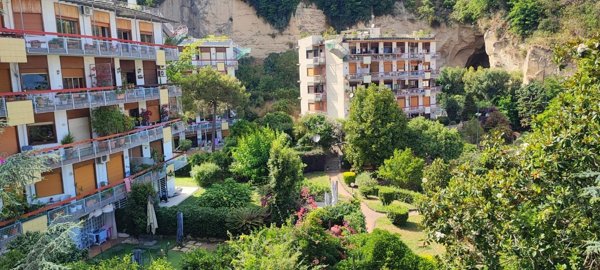 appartamento in vendita a Napoli in zona Chiaia