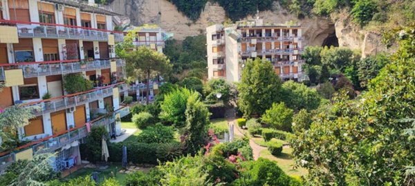 appartamento in vendita a Napoli in zona Chiaia