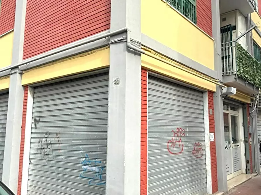locale commerciale in vendita a Napoli in zona Secondigliano