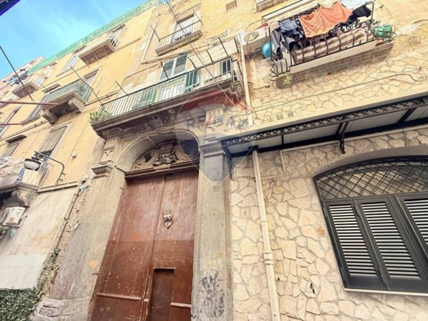 appartamento in vendita a Napoli in zona Chiaia