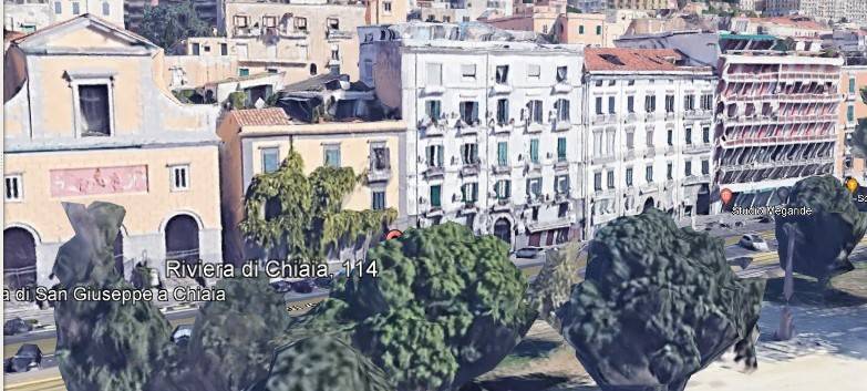 appartamento in vendita a Napoli in zona Chiaia