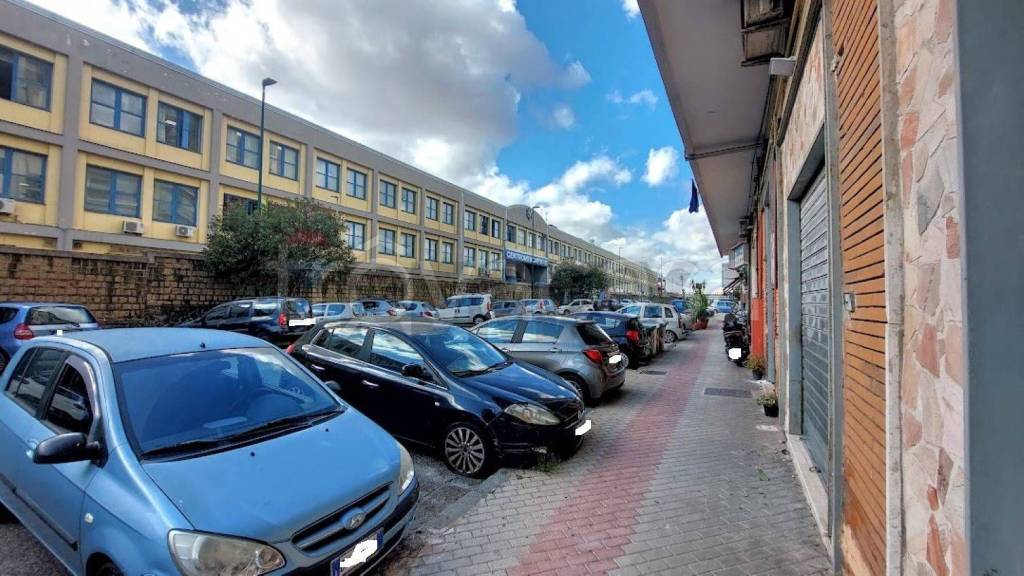 negozio in vendita a Napoli in zona San Giovanni a Teduccio