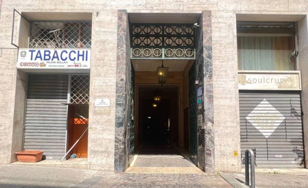 locale commerciale in vendita a Napoli in zona Montecalvario