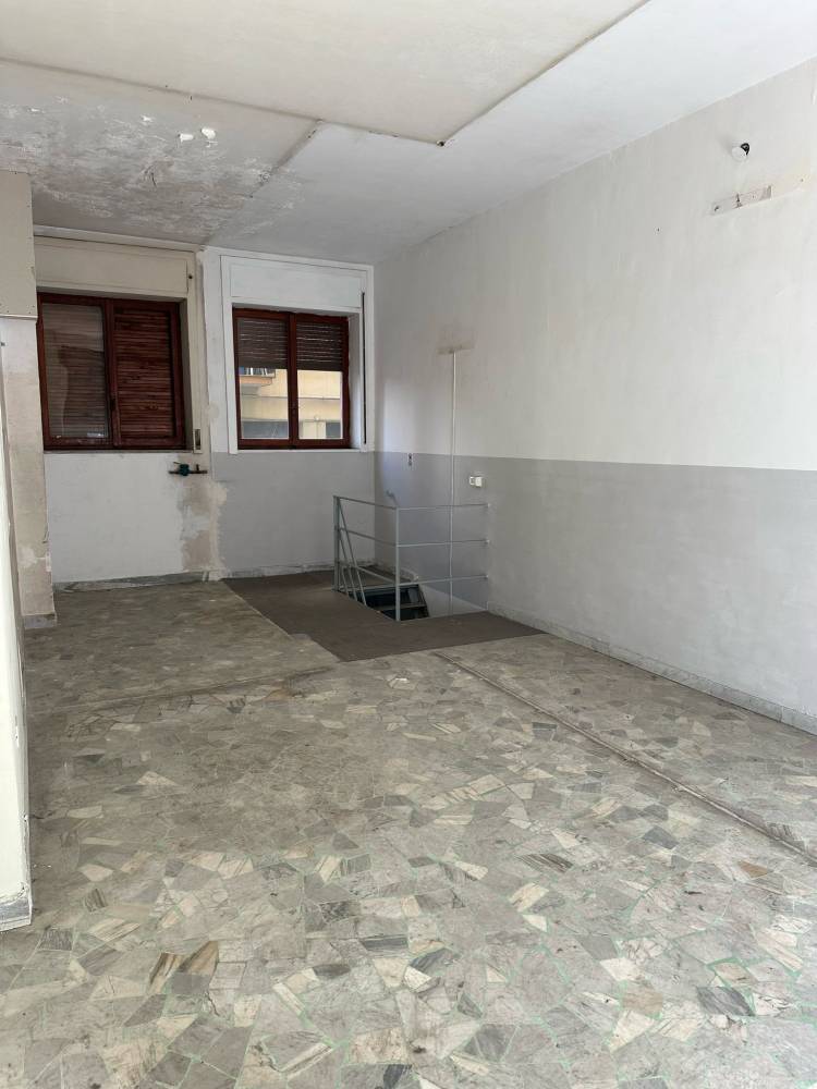locale commerciale in vendita a Napoli in zona Vomero