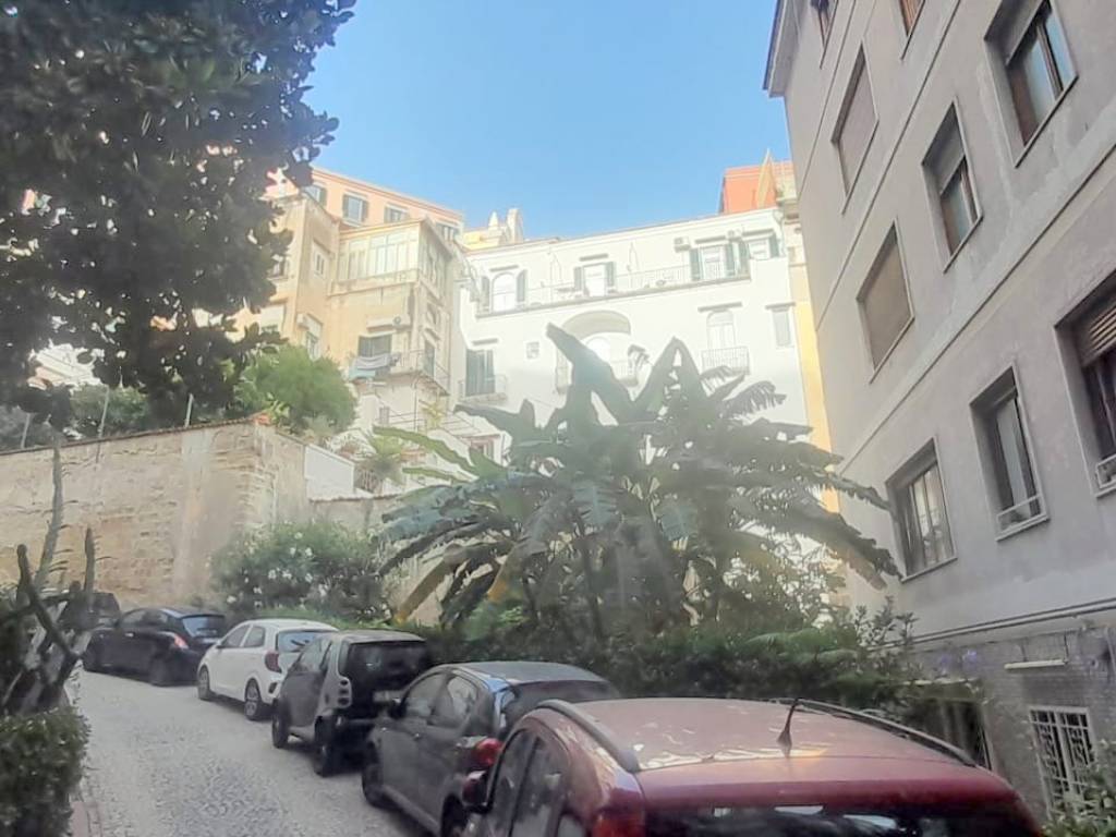 appartamento in vendita a Napoli in zona Chiaia