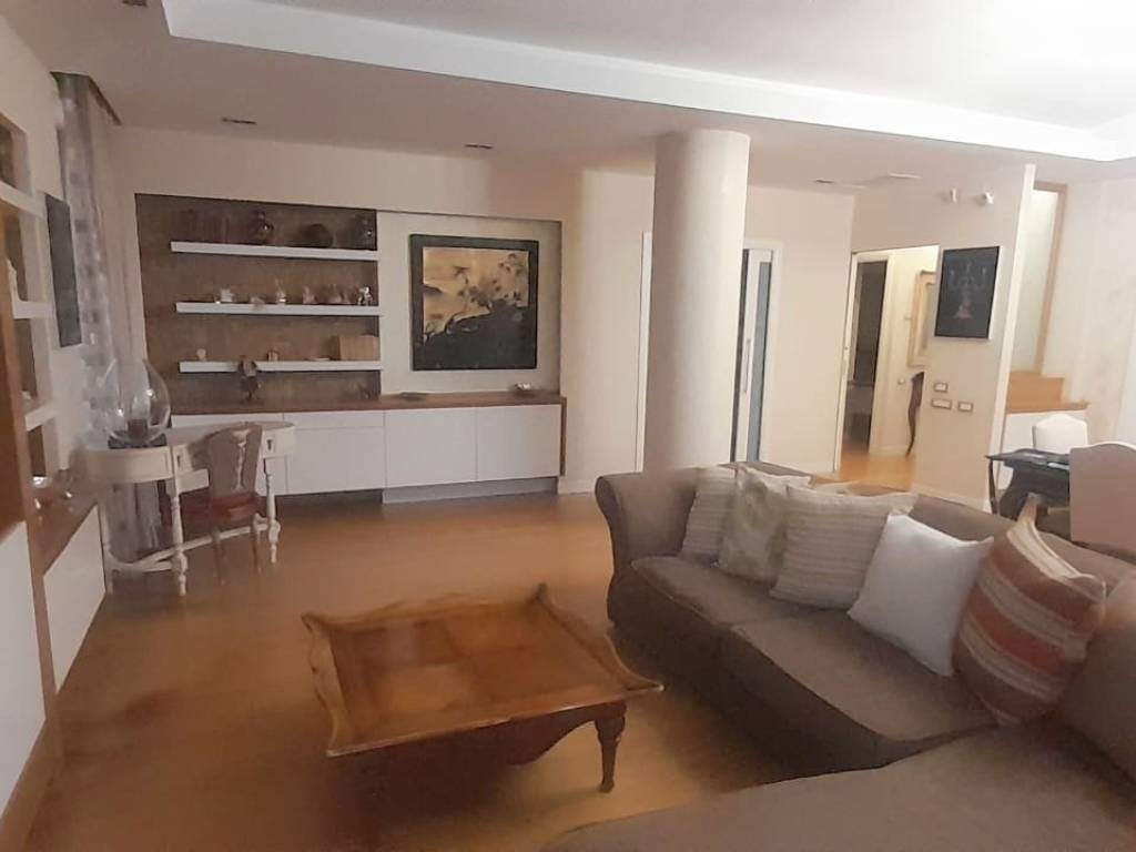 appartamento in vendita a Napoli in zona Chiaia