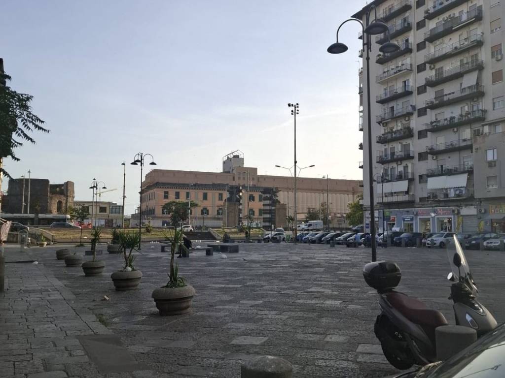 negozio in vendita a Napoli in zona Pendino / San Giuseppe