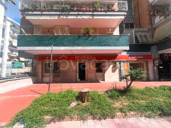 negozio in vendita a Napoli in zona Capodimonte / Colli Aminei