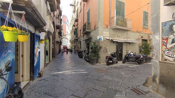 locale commerciale in vendita a Napoli in zona Chiaia