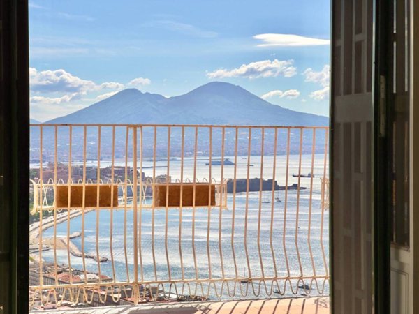 appartamento in vendita a Napoli in zona Chiaia