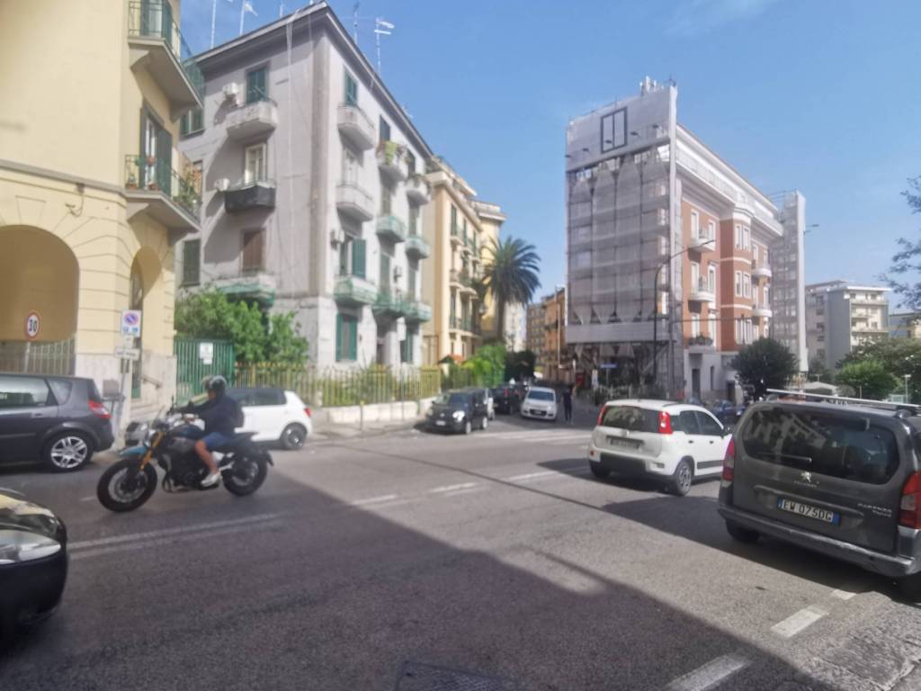 locale commerciale in vendita a Napoli in zona Arenella