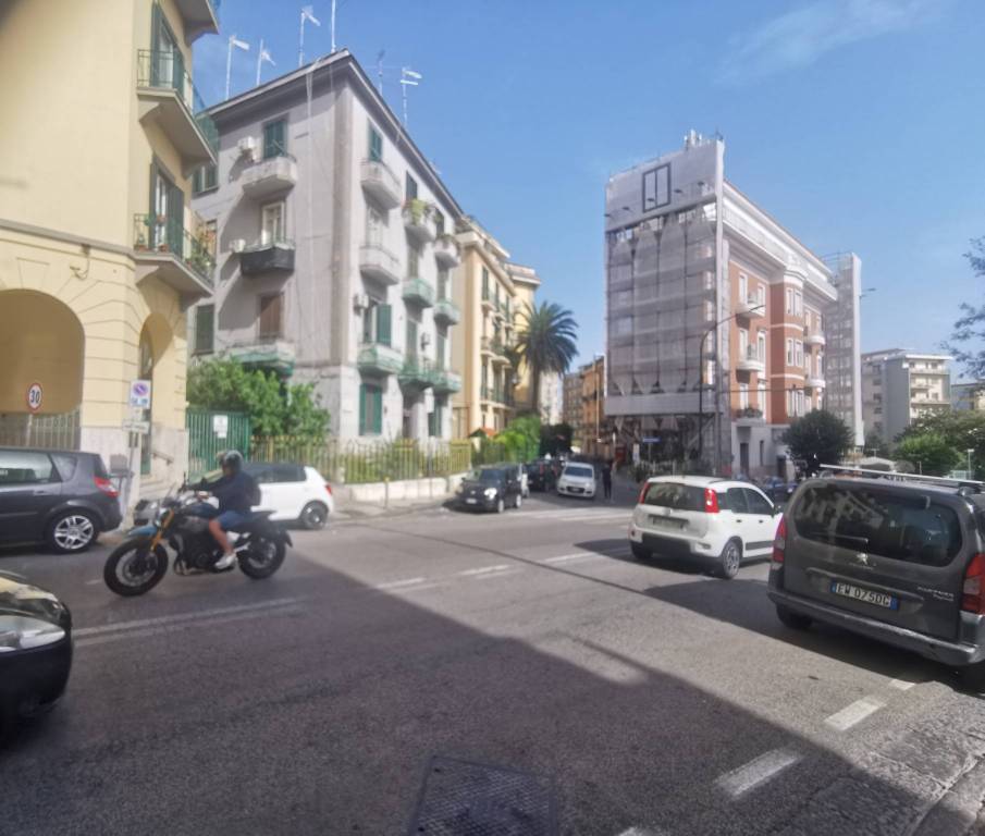 locale commerciale in vendita a Napoli in zona Arenella