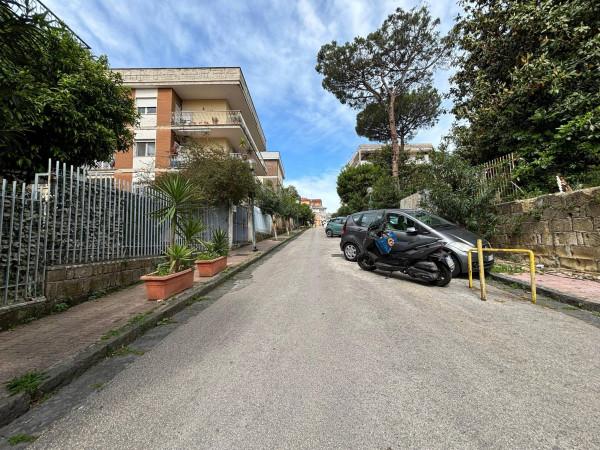 negozio in vendita a Napoli in zona Capodimonte / Colli Aminei