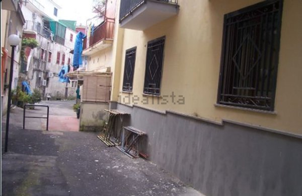 locale commerciale in vendita a Napoli in zona San Carlo all'Arena