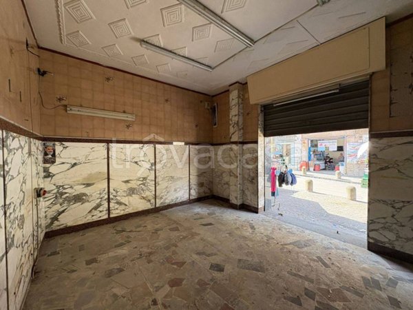negozio in vendita a Napoli in zona San Carlo all'Arena