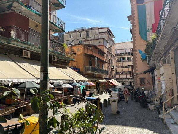 negozio in vendita a Napoli in zona San Carlo all'Arena