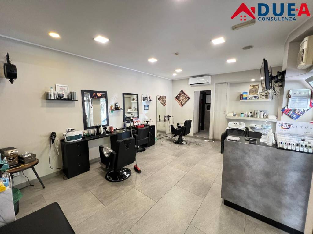 negozio in vendita a Napoli in zona Arenella