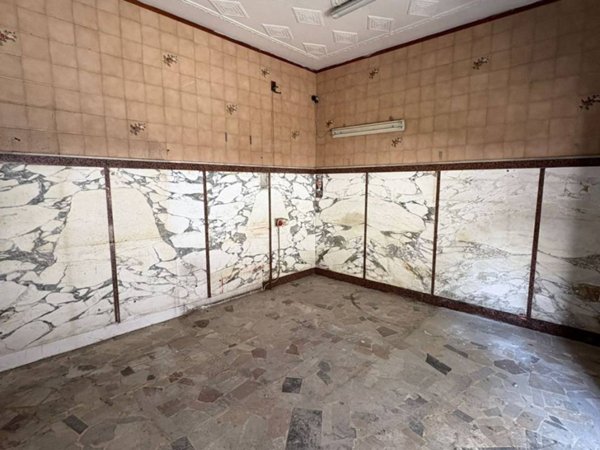 negozio in vendita a Napoli in zona Stella