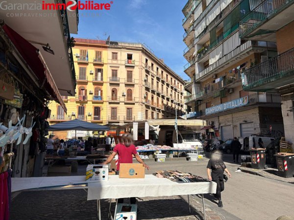 locale commerciale in vendita a Napoli in zona Mercato