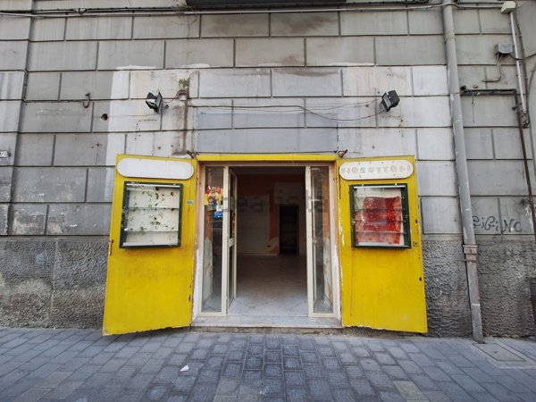 locale commerciale in vendita a Napoli in zona Chiaia