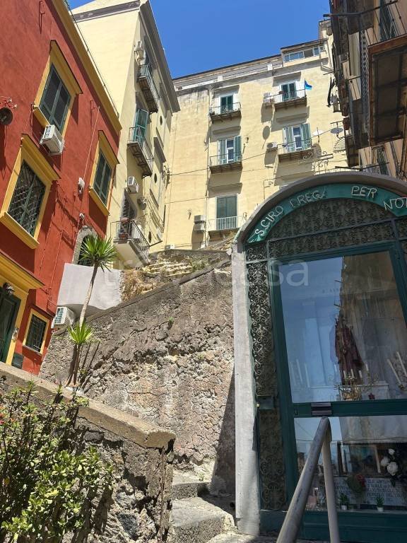 appartamento in vendita a Napoli in zona Chiaia