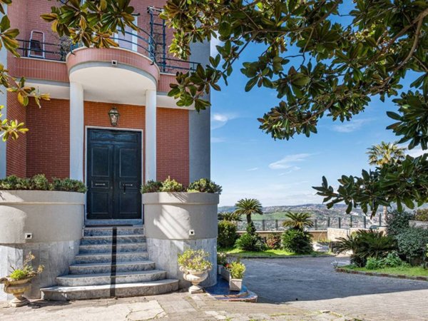 casa indipendente in vendita a Napoli in zona Posillipo