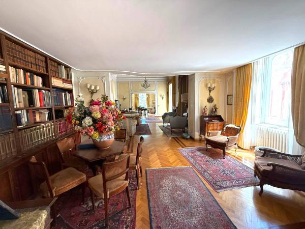 appartamento in vendita a Napoli in zona Chiaia