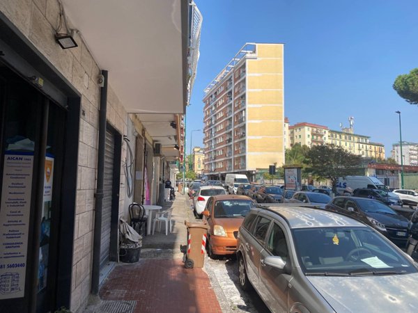 locale commerciale in vendita a Napoli in zona Vomero