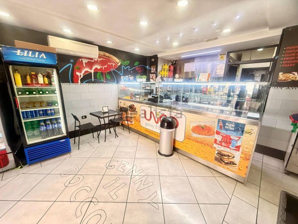 locale commerciale in vendita a Napoli in zona San Carlo all'Arena