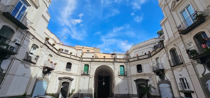 appartamento in vendita a Napoli in zona Chiaia