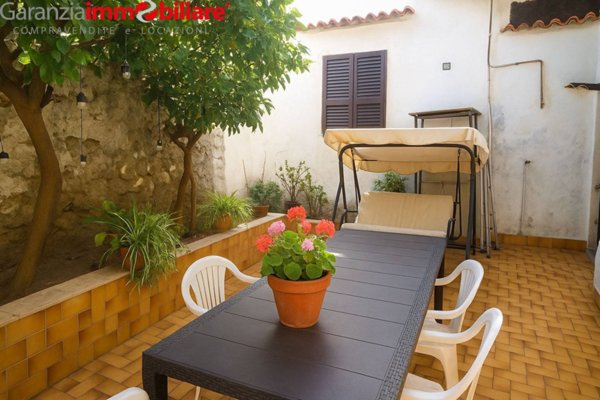 appartamento in vendita a Napoli in zona San Carlo all'Arena