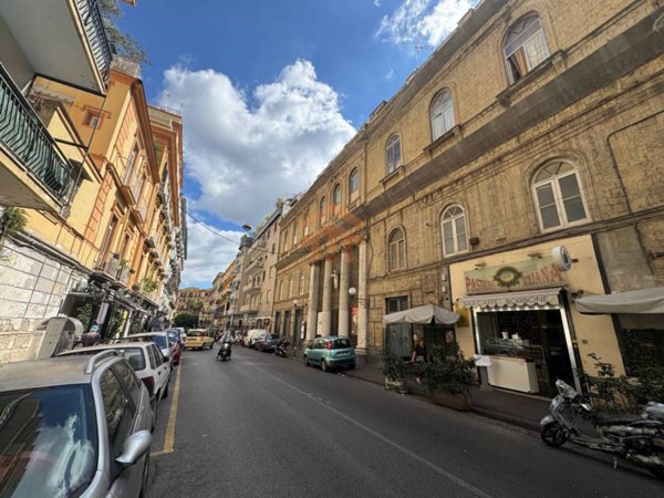 appartamento in vendita a Napoli in zona Chiaia