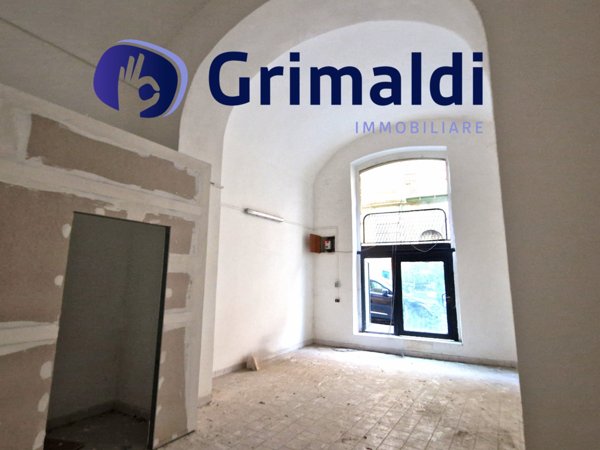 locale commerciale in vendita a Napoli in zona Chiaia