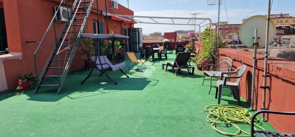 appartamento in vendita a Napoli in zona Chiaia