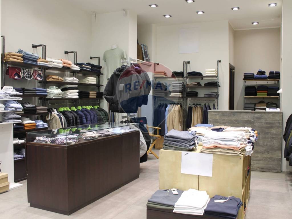 negozio in vendita a Napoli in zona Soccavo