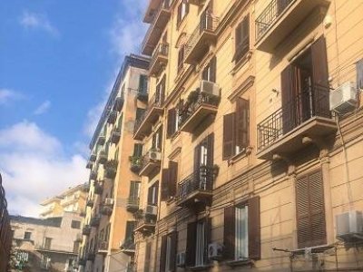 appartamento in vendita a Napoli in zona Chiaia
