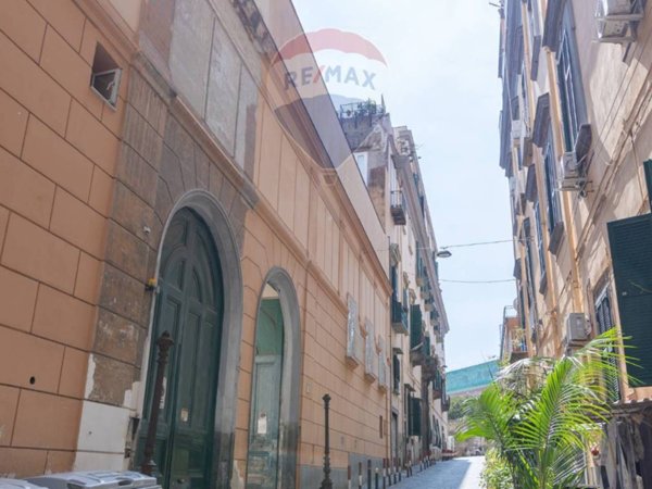 appartamento in vendita a Napoli in zona Chiaia