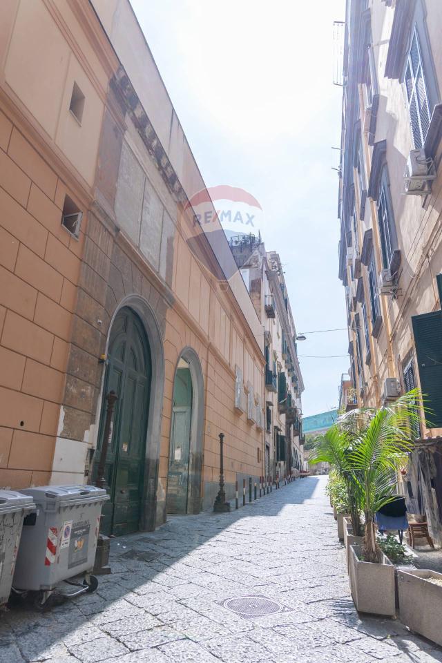 appartamento in vendita a Napoli in zona Chiaia