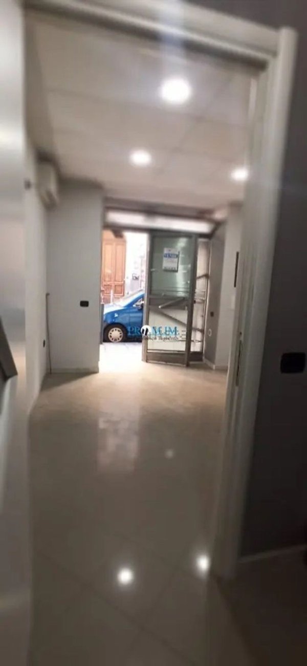 negozio in vendita a Napoli in zona San Carlo all'Arena