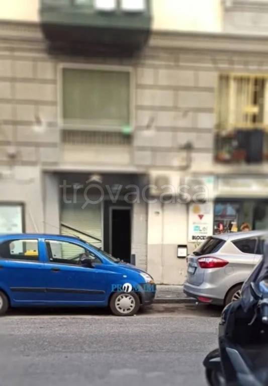 negozio in vendita a Napoli in zona San Carlo all'Arena