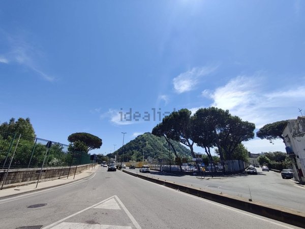 capannone in vendita a Napoli in zona Bagnoli