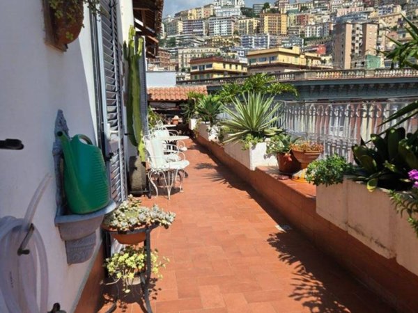 appartamento in vendita a Napoli in zona Chiaia
