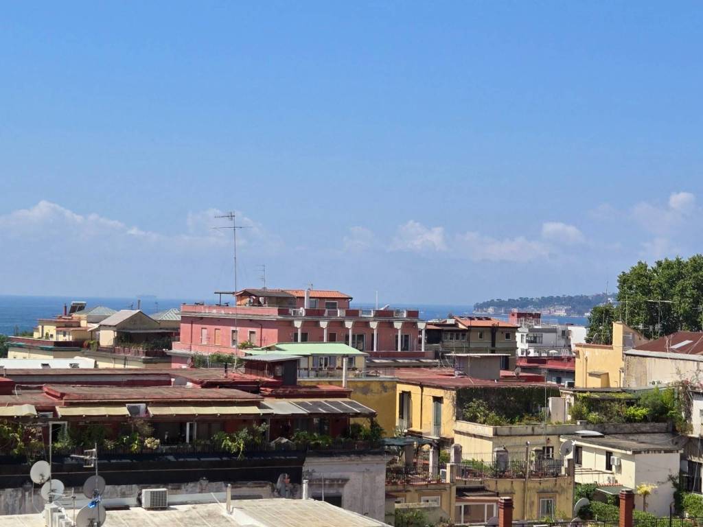 appartamento in vendita a Napoli in zona Chiaia