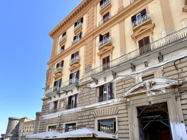 negozio in vendita a Napoli in zona Porto